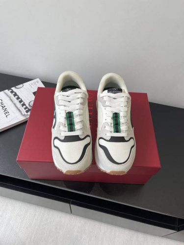 Valentino 华伦天奴 25Ss新款休闲 厚底老爹鞋 运动鞋 情侣款 各种色彩搭配吸睛十足 激活魅力无限的阳光少年 鞋子设计将潮酷融合日常造型 街头感十足