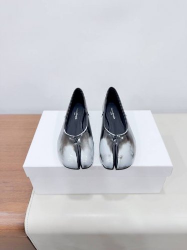 已认证 Maison Margiel*玛吉拉Mm6 独家新品最高版本买手代购1:1完美复刻 猪蹄平底分趾Tabi凉鞋单鞋 原版开模双层真皮鞋底 原版套楦鞋型很大