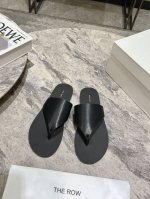 the Row 最新款夹趾拖鞋 人字拖来自美国的年轻品牌 这不用多说，是近两年最火之一的品牌，春夏的季节就要到了 凉鞋我感觉即将要爆火！无论是配牛仔裤，亚麻腿裤