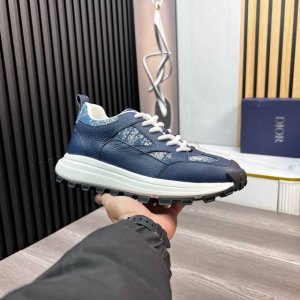 出厂价 迪奥新款休闲运动鞋 时尚百搭， 版型简洁大气， 面料采用进口牛皮配原版布料，透气网布内里，原版耐磨橡胶大底，独家新款，实物拍摄，两色可选，码数 38-4