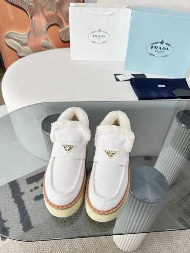 最新系列！Prada 普拉达2024秋冬季新款毛拖鞋 三角扣面包包头半拖鞋 最新走秀系列 经典升级 舒适度与时髦度并存 每个颜色搭配都好看，设计搭配不同风格需求