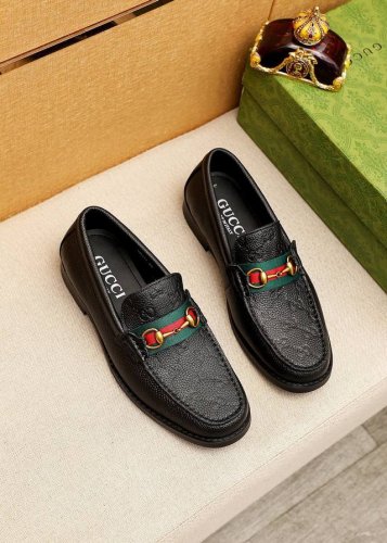 商品商标 Gucci 古驰 休闲皮鞋 正码码数: 38-44 45订制 商品材料 精选 进口头层荔枝纹牛皮压花鞋面+奢华五金扣 进口水染牛皮内里 强烈立体视觉效