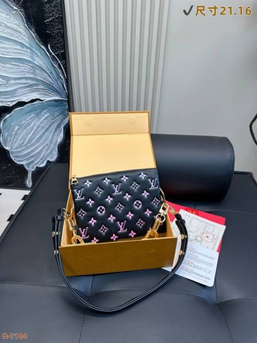 配折叠盒 Lv Coussin 抱抱包 新配色 最爱的黑白 Look来啦 柔软的小羊皮质地让我拿上手的那一刻就爱上了它的触感包包内里很多小隔层让各种私人物品各归