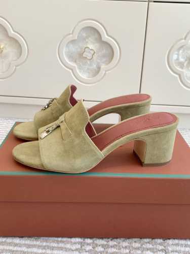 平底 粗跟 代购级 Loro piana Summer Charms Ser LP女士凉鞋拖鞋产品详情：这款绒面羊皮革凉鞋搭配饰有Loro Piana My C