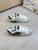 Dolce & Gabbana 杜嘉班纳 -高端品质 原单休闲运动板鞋 -鞋面：纳帕小牛皮.手绘品牌涂鸦工艺、鞋身车缝纯手工串珠品牌图腾标识 -内里：水染牛皮