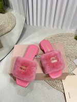 Miumiu 缪缪新款拖鞋 高品质闭眼入！超好穿搭，采用毛绒鞋面，人工一体裁剪，羊皮垫脚内里更加柔软舒服， 小字母五金mlu Mlu 原版真皮大底，约1.5Cm