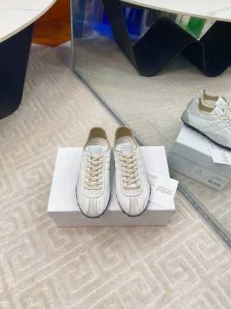 跑量价 Maison Margiela 2025春夏系列新款上架！ 新款Sprinters运动鞋轮廓采用做旧感尼龙与复古处理麂皮制成，灵感来源于复古跑鞋。通过做 - 点击图像关闭