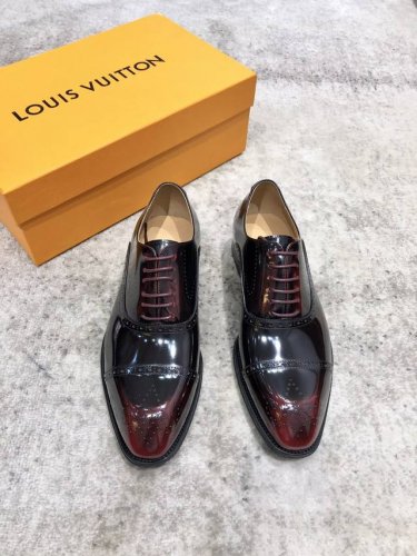 louis Vuitton Lv 男士经典牛津鞋男士商务正装雕花皮鞋 经典款 杏仁核精致鞋头 极致艺术 全鞋采用进口奶牛牛皮 酒红擦色开边珠 精挑细选 毛孔细腻