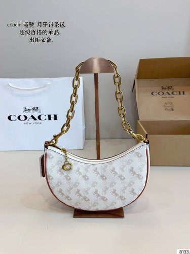 配礼盒. 蔻驰 Coach 月牙马车单肩包. 轻松演绎复古时髦 包型挺阔 简约而不简单不需要过多的装饰 日常搭配西装和T恤 就能将高级感体现的淋漓尽致尺寸：21