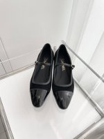 小香2024夏季新品 ～～～小香新款单鞋！同原版1：1复制！非市场普通版本。 面料：漆皮or麂皮 内里：羊皮 跟高：1.5cm 大底：意大利皮底 码数：35-3