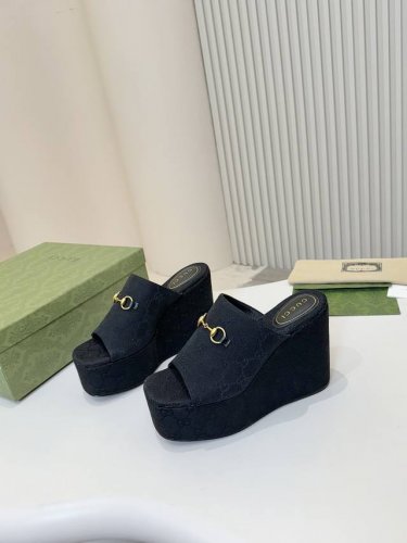 gucci坡跟拖鞋｜显瘦显腿长神器！小个子女生必入！** 这双Gucci坡跟拖鞋真的绝了！ **12Cm黄金坡跟比例**，后跟高12Cm+前掌6Cm，穿上瞬间腿