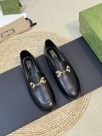 顶级版 GUCC*新品水晶钻花瓣单鞋 乐福鞋 代购级别！Gucci 乐福鞋单鞋 上脚特别的秀气！原版套楦的做法，和专柜一致！楦型完美，舒适度更加舒服！可出入专柜