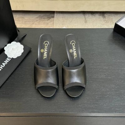 chane* ｜小香25Ss春夏新品 性感珍珠跟高跟单鞋 很经典百搭的设计 无论什么场合都可以Hold住 任何身高都能驾驭的高度 且不失气场和魅力 特色在于鞋跟