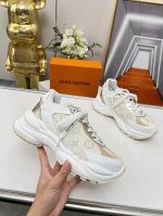 LV路易威登Run 55 运动鞋拼合网格面料、橡胶和粘胶等科技材质，搭配牛皮革材质，共同洋溢运动格调。Monogram 帆布后袢带等标志性元素传递品牌意趣 35