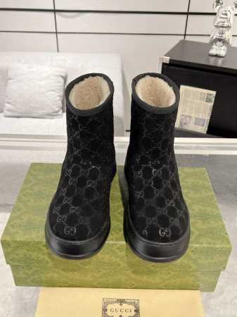 Gucci 女士压纹雪地靴 羊毛短靴 全新系列聚焦基础廓形与经典细节。这款女士便鞋选用品牌独具辨识度的GG绒面材质匠心制作，经典马衔扣元素更添品牌标识内涵。 鞋 - 点击图像关闭