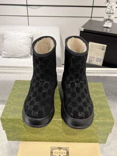 Gucci 女士压纹雪地靴 羊毛短靴 全新系列聚焦基础廓形与经典细节。这款女士便鞋选用品牌独具辨识度的GG绒面材质匠心制作，经典马衔扣元素更添品牌标识内涵。 鞋
