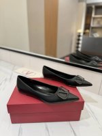 出厂价： Valentino 华伦天奴推出全新单鞋系列，单鞋款平跟鞋尖头V扣凉鞋。上脚非常修脚型 重点是很好非常好驾驭 不磨脚不累脚 行走神器！ 金属VLOGO