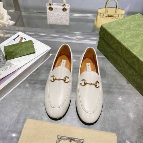 5360-2米白￥ P360 5-41 41定 作为品牌备受喜爱的符号元素，马衔扣造型配件亮眼点缀于这款精致的Gucci Jordaan系列女士乐福鞋之上。该配