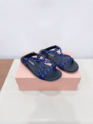 Miumi*缪缪25夏季新品，全球最火夹趾凉鞋， 出现在各大时装杂志封面 各路明星、小红书博主着用～搭配长裙、热裤的不二选择，闭眼入都是不会后悔 Zp开发鞋型、