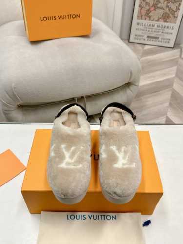 LV路易威登最新走秀款毛拖，火爆推出很时尚的一款设计独具一格，局部品牌Logo点缀，低调又凸显品牌魅力，此款适合很多人群，上脚舒适、显瘦，在色彩搭配方面也很高大