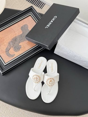 高版本Chanel 经典一字带拖鞋 每年春夏的爆款，不断增加新色。意大利进口小羊皮，原版五金扣，羊皮垫脚，皮革大底！ Size:35-39 34.40.41定
