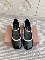 代购级Miumiu缪缪新品秀款 复古双色拼色粗跟玛丽珍单鞋 标志性玛丽珍鞋以经典色调柔软漆皮重新诠释，后跟金色徽标细节融合Miu Miu复古元素与当代气质。 材