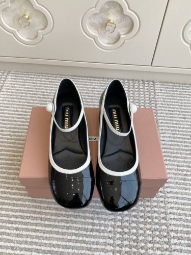代购级Miumiu缪缪新品秀款 复古双色拼色粗跟玛丽珍单鞋 标志性玛丽珍鞋以经典色调柔软漆皮重新诠释，后跟金色徽标细节融合Miu Miu复古元素与当代气质。 材