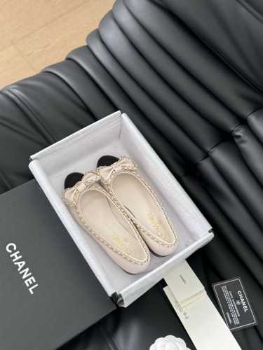Chanel 小香24A新品链条双c粗跟单鞋！ 原版1:1复刻 经典中的经典 无论搭配裤装还是裙装都是完美 小圆头的设计很好的修饰脚型 小仙女们必备！ 鞋面采用