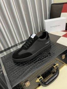 出厂价pp： Givenchy 纪梵希 休闲运动板鞋 -鞋面；水洗纳帕小牛皮、鞋身：丝印品牌Logo、鞋舌.后跟：空压品牌图腾 -内里：水染牛皮 -大底：超轻T
