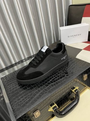 出厂价pp： Givenchy 纪梵希 休闲运动板鞋 -鞋面；水洗纳帕小牛皮、鞋身：丝印品牌Logo、鞋舌.后跟：空压品牌图腾 -内里：水染牛皮 -大底：超轻T