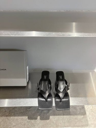 balenciaga巴黎世家高跟方头夹脚人字拖鞋 将时髦发挥到极致的 巴黎世家方头时装鞋 巴黎世家的鞋子绝对开了挂 每一双都想去入 因为真的每一对都自带时髦感