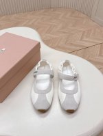 出厂 ，Miumiu 新款魔术贴松紧芭蕾舞鞋玛丽珍单鞋 秀场工艺来自Miu Miu系列的细节特写，新季的潮流要素，与此刻挚爱的概念，玛丽珍芭蕾舞传达现代风格~