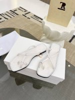 高品质出厂 The Row 新款小众法式夹脚拖鞋女真皮这双简直就是年度梦中情鞋 年度必入高级感从里到外散发了 无论是日常居家还是闲逛街头，这款夹趾人字拖将为您带