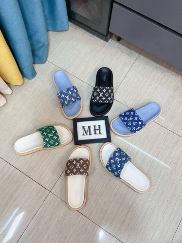 出厂价p Lv-路易威登 新品男士拖鞋 高端精品 鞋面精致压花Logo装饰 精细做工 鞋底超软 休闲宽松舒适型 夏季必入哦 size 38-44