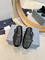 工厂批 Prada 普拉达 25Ss春夏走秀新款流苏复古乐福鞋单鞋 半拖鞋这款鞋履着意呈现经典与复古格调，兼具阳刚气质与柔美风情，形成二元对比，彰显Prada系