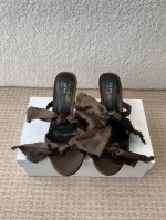 莞产The Row 真丝绸缎蝴蝶结拖鞋高品质极简小众还得看Tr 春夏新款性感猫跟极简拖鞋 一如既往的简单 超强设计感 线条简洁流畅 虽然没有过多的元素点缀 但真