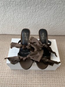 莞产The Row 真丝绸缎蝴蝶结拖鞋高品质极简小众还得看Tr 春夏新款性感猫跟极简拖鞋 一如既往的简单 超强设计感 线条简洁流畅 虽然没有过多的元素点缀 但真