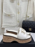 厂价 Chane*｜小香25C春夏新品度假 厚底链条双C拖鞋 这一季度假凉拖系列真的超美！ 搭配链条双C五金装饰 简约百搭 上脚超级美的 怎么看怎么好看 Go