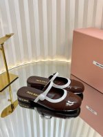 独家新品Miumiu Ss25 New Arrival miu家2025春夏玛丽珍半拖新品 光泽牛漆皮鞋面一字带 鞋跟金属Miumiu logo饰以点缀 细节质