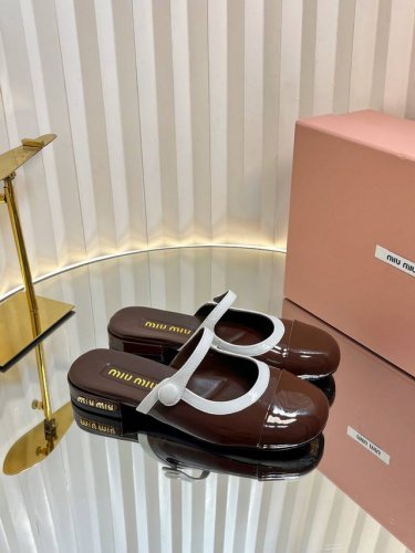 独家新品Miumiu Ss25 New Arrival miu家2025春夏玛丽珍半拖新品 光泽牛漆皮鞋面一字带 鞋跟金属Miumiu logo饰以点缀 细节质