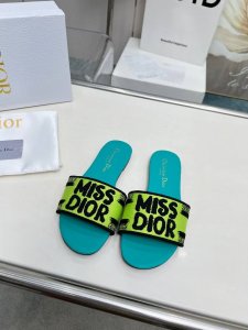 橙子出厂价 迪奥 Miss Dior系列平底拖鞋 字母刺绣logo拼色一字拖鞋 经典上乘美艳力作 dior专柜最火春夏系列 兼备气质 时尚 经典耐看的设计风格