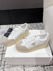 Prada 普拉达 25 最新Downtown Bold系列 厚底 三角标 休闲 小白鞋运动风设计搭配精致细节。采用穿孔皮革打造，个性的厚底呈现别具一格的现代风