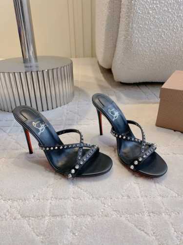 出厂价 Christian Loubouti* 新款铆钉红底高跟拖鞋 野性与性感之美 流畅的曲线勾勒曼妙风情 尽显性感风姿 万年经典款 鞋面羊皮原版铆钉 内里垫