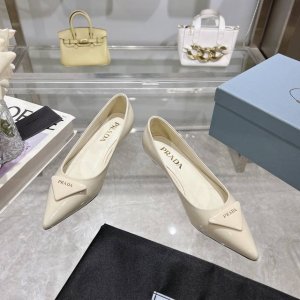 出厂价P PRADA 2024普拉达春夏新品，实力来袭！时髦百搭nice单品，意大利专柜代购原版鞋开发，1比1照足原味复刻。今年的主题就是不被定义 通过简单简洁