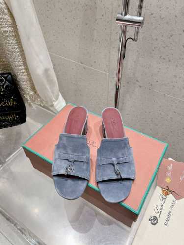 Loro Piana 25春夏Lp顶级版本英伦宝石吊坠夹脚平底拖鞋凉鞋 原来这就是传说走两万步都不会累脚的夹脚凉鞋把颜值和脚感都拿捏住了，上脚一走就会被彻底沦陷