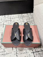 loro Piana 25 夏季最新Vera系列 平底 高跟 凉拖 新色过彩色的夏天！ 既休闲又时髦，又能毫不刻意地透露出品质与舒适，交叉带拖鞋上脚就被它的魅力