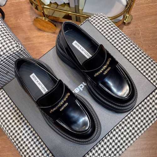 AlexanderWang 亚力山大王 乐福鞋 厚底乐福鞋非常火爆 众多网红同时推荐 橡胶发泡厚底 不重 不重正常鞋子的重量 非常好搭配 原版标准包装配套 si