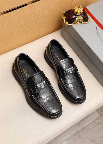 商品商标：Prada 普拉达 休闲皮鞋 正码码数: 38-44 45订制 商品材料：精选 进口头层小牛皮压花鞋面+原版五金扣，进口水染牛皮内里。强烈立体视觉效果