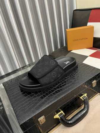 出厂价 Lv 多色新款男士拖鞋 ，原单品质顶级版 ，原版专用荔枝纹胶皮内里侧羊皮，组合底，步履更稳，更舒适轻便，高档大方，码数:38~44 - 点击图像关闭