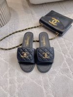 出厂价p Chane*新款双 翻盖菱格平底拖鞋 夏日必备单品 精致又秀气 上脚超赞 复古又时髦 鞋面小牛皮 内里垫脚羊皮 意大利真皮大底 尺码35-39 40